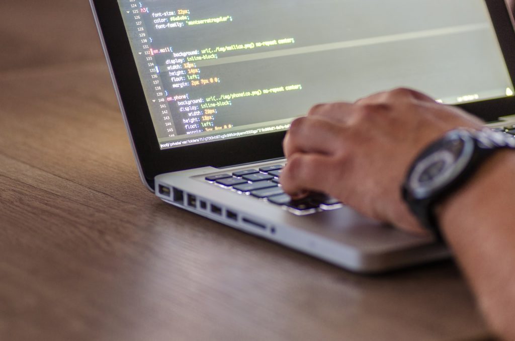 Nietypowe zalety korzystania z outsourcingu programistycznego
